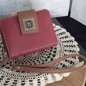 👉*NWOT* STONE MOUNTAIN WRISTLET WALLET ~RUSTIC RED~ LOTS OF ROOM IN TINY SPACE!